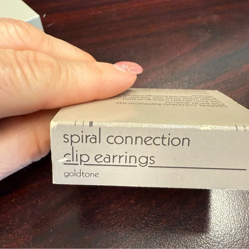 Avon vintage “Spiral connection” Goldtone Spiral Dangle clip  Earrings NIB 1987